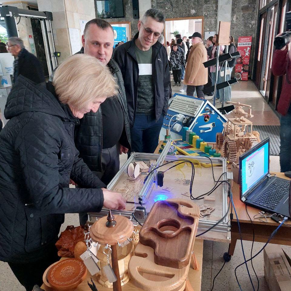 Декан факультету оглядає роботу верстату з цифровим програмним керуванням